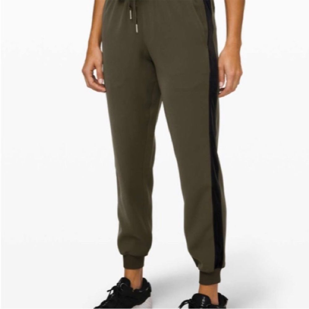 NWT Lululemon Athletica On The Fly Jogger Velvet Trim Size 4